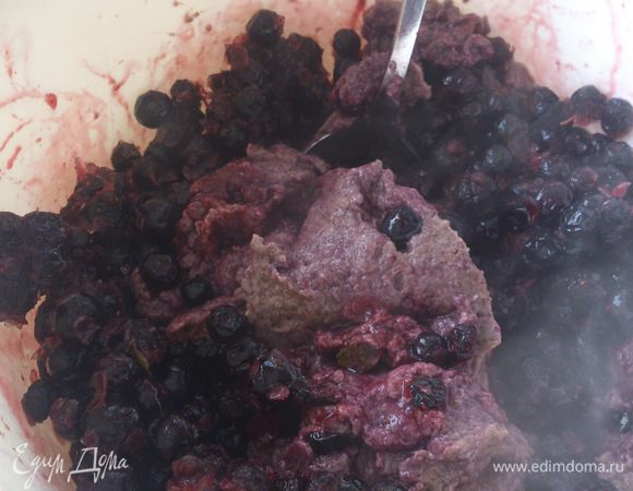 Добавить ягоды и взбить блендером.