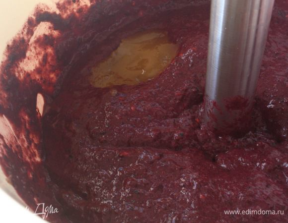 Положить мед и еще раз взбить блендером.