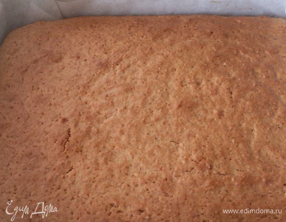 Форму застелить пергаментом, выложить тесто и выпекать 40-45 минут при температуре 180С. 