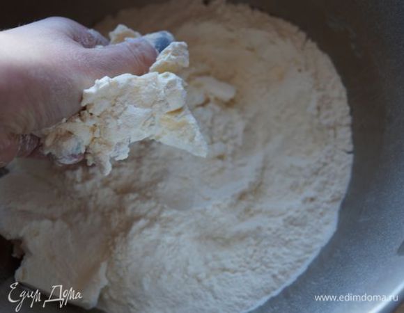 250 г муки перетираем с маслом.