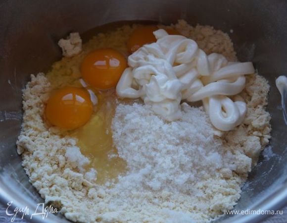 Добавляем сахар, яйца, сметану, соль.