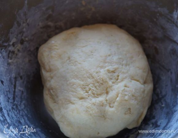 Всыпаем остальную муку, замешиваем мягкое тесто, ставим в холод на 15-20 минут.