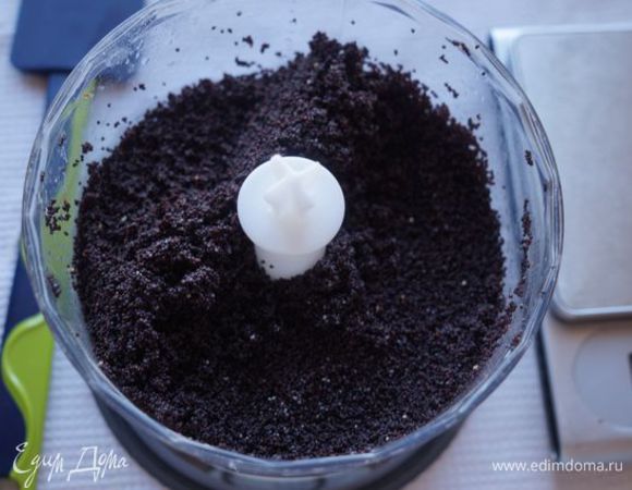 Духовку включаем на 160"С. Мак запариваем в кипятке, сливаем воду, перетираем в ступке или блендере.