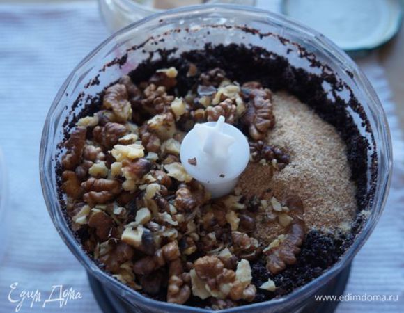 Добавляем желтки, сухари и орехи.