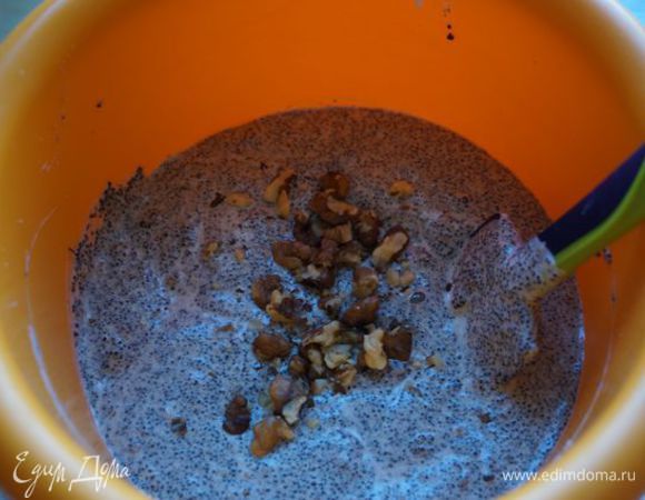 Смешиваем безе с маковой начинкой.