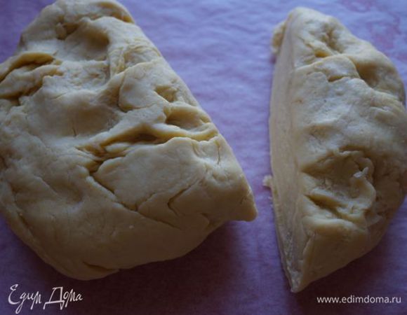 Тесто делим на 2 части. Большую раскатываем, кладем ее на доску, выкладываем начинку.