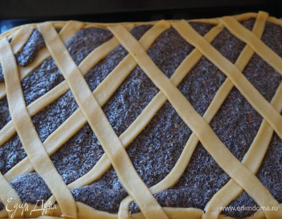 Сверху украшаем полосочками или сеткой из меньшей части теста. 