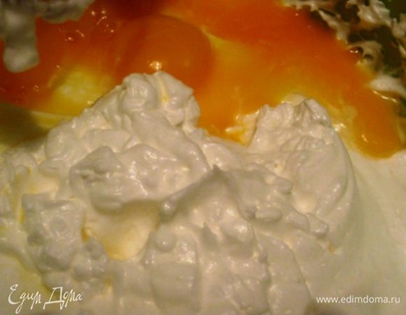 
Добавить желтки, взбить  до однородности,  ввести коньяк. 
