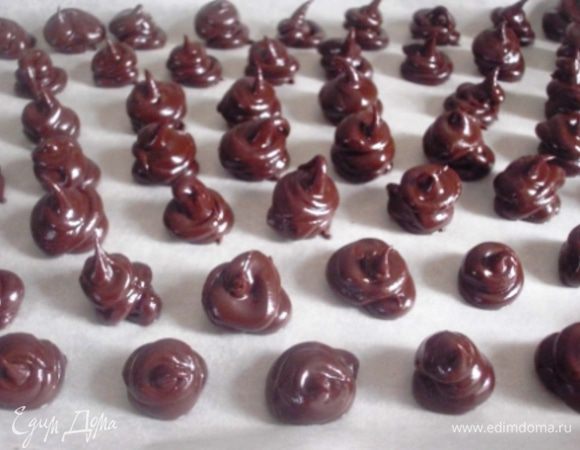 Конфетки тоже можно приготовить заранее, подробности здесь: http://www.edimdoma.ru/retsepty/64865-tryufeli