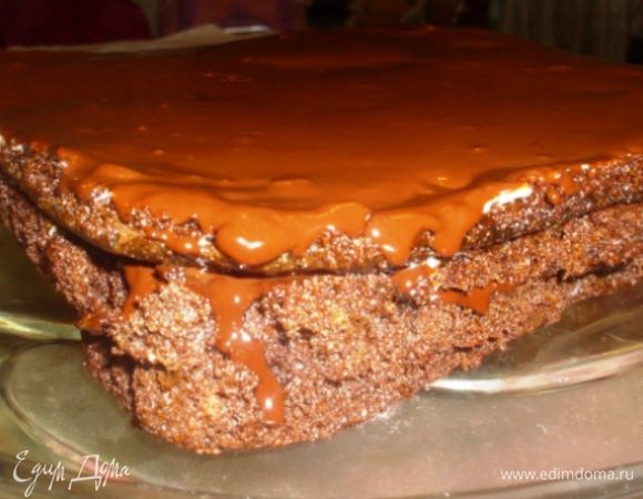 Бисквит разрезать на коржи. Чем их больше, тем вкуснее будет торт.
Коньяк смешать с кипяченой водой комнатной температуры, пропитать этой смесью каждый корж. Собрать торт, смазывая коржи ганашем. 
