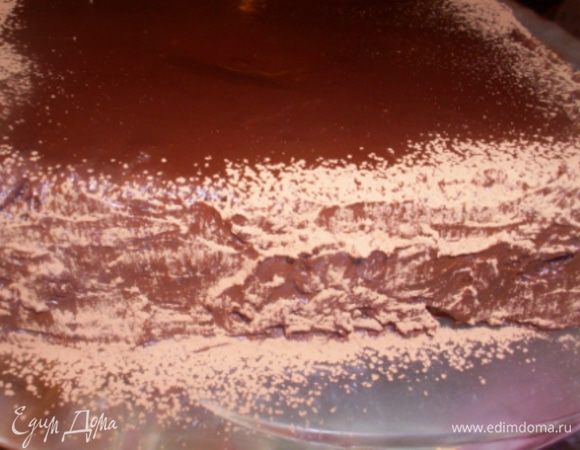 Бока торта тоже покрыть кремом и посыпать какао-порошком. 
