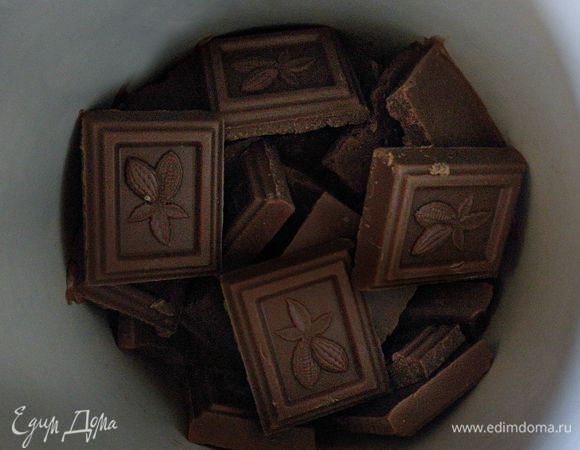 Шоколад растопить на водяной бане. Возьмите формочки для конфет (я использовала силиконовые),  и с помощью кисточки смажьте стенки шоколадом. Поставьте в морозильную камеру минут на 20. Затем повторите процедуру и снова поставьте в морозильную камеру на 15 мин.