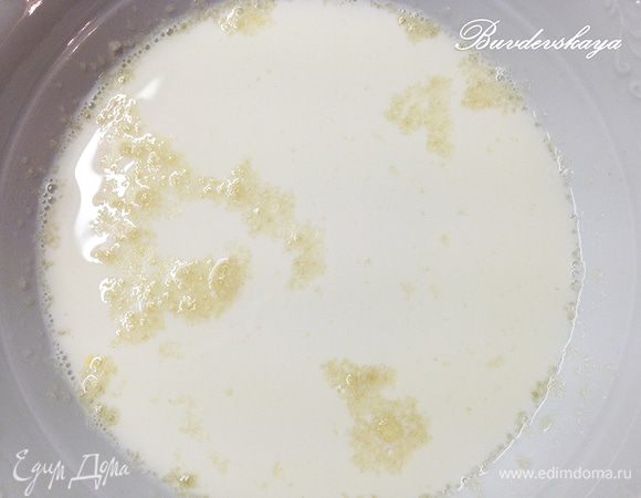 Молоко подогреть, но не кипятить. Залить горячим молоком желатин и дать настояться минут 10 (см. инструкцию на упаковке).