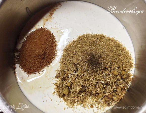 В кастрюлю с толстым дном налить сливки, высыпать тростниковый сахар и сухую ромашку. Перемешать и поставить на огонь на 2-3 минуты. Снять с огня и дать настояться полчаса.