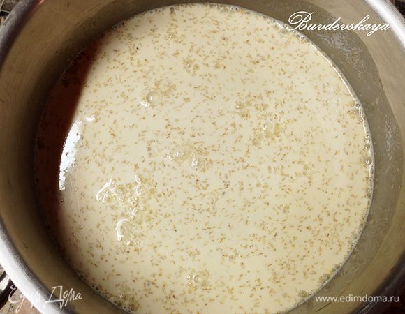 Процедить сливки с ромашкой через мелкое сито. Соединить с молоком  и желатином, немного прогреть. Снять с огня.