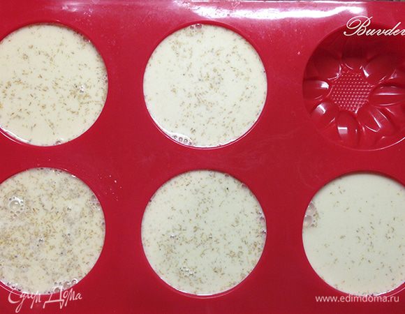 Разлить горячую сливочную смесь по формочкам. Немного остудить и отправить в холодильник до полного застывания (лучше на ночь).  Перед подачей, формочки с панна коттой опустить в горячую воду на 3-5 секунд и аккуратно перевернуть на сервировочное блюдо. Украсить по желанию – я посыпала сверху желтым сахаром. ENJOY !