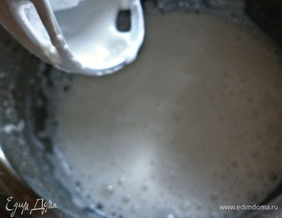 Тем временем желатин замочите в 3 ст. л. воды на 20 мин.
Из сахара и воды сварите сироп. В горячий сироп добавьте желатин и взбивайте миксером около 10 мин. Продолжая взбивать, понемногу добавьте белок и взбивайте еще 5 мин. Достаньте формочки из морозильной камеры. Шоколад уже должен достаточно хорошо застыть. Наполните формочки полученной массой и поставьте в холодильник для застывания. При желании можно также еще сверху покрыть шоколадом, но я не стала этого делать.