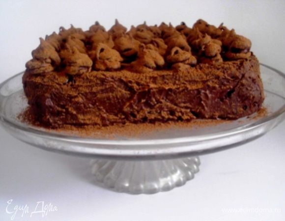 Верх украсить маленькими трюфелями и присыпать какао.
