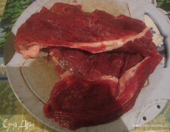 Мякоть говядины надрезать вдоль таким образом, чтобы затем ее раскрыть, получив один большой плоский кусок.