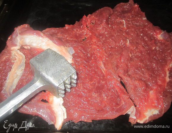 Мясо отбить. Посолить, поперчить по вкусу.