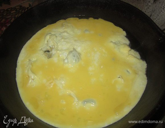 Яйца взбить с солью и пожарить на подсолнечном масле.