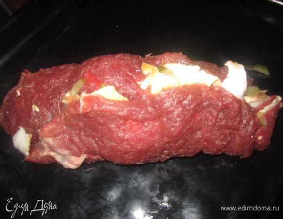 Свернуть мясо в рулет, перевязать кулинарной нитью ( у меня простая, т. к. кулинарной под рукой не было).