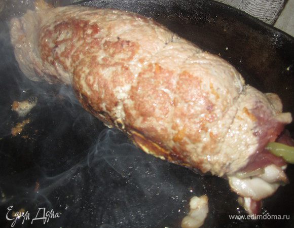 Обжарить рулет со всех сторон на сковороде до румяной корочки, переложить в форму для запекания с высокими бортиками. Влить воду на 1 см. от дна. Запекать рулет при температуре 170 С около часа, периодически поливая образующимся соком.