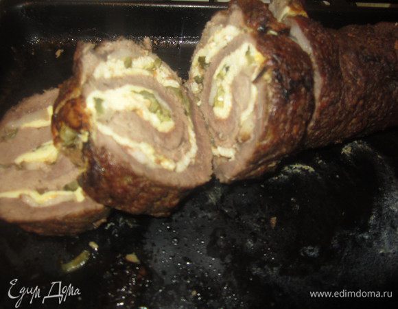 Приготовить соус. Муку поджарить на сливочном масле в течение 1-2 минут. Выделившийся при жарке сок мяса примешать к муке, 3 минуты томить его на медленном огне, постоянно помешивая ( при необходимости процедить, посолить). Перед подачей удалить нить, разрезать рулет, и обильно полить его соусом.