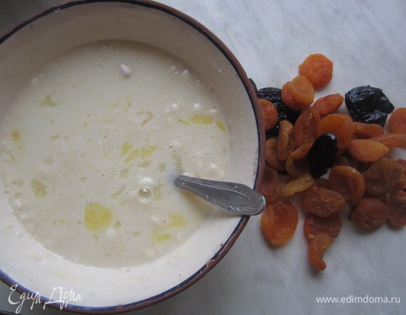 Молоко смешать с 1/2 стакана сахара, яйцами и мукой, довести до кипения, взбивая венчиком, снять с огня и остудить.