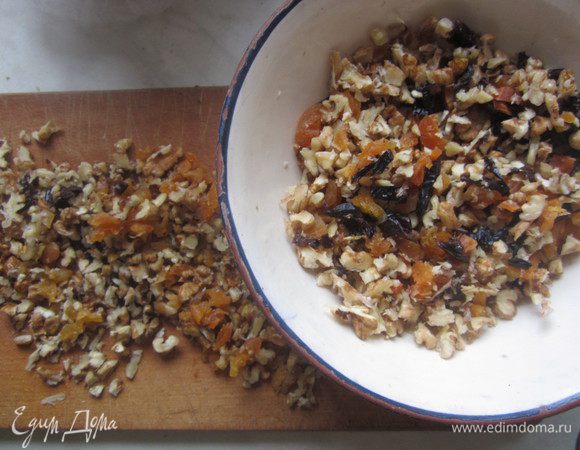 Грецкие орехи, чернослив ( можно взять кураги 75 г. и чернослива 75г.- по желанию) мелко нарезать.