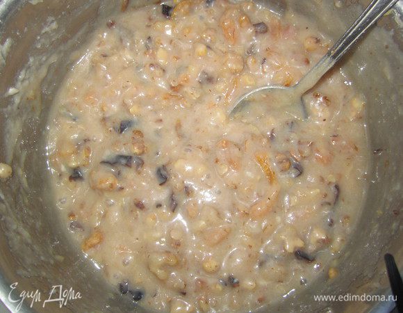 Смесь масла с сахаром смешать с остывшим кремом, взбить миксером, добавить сухофрукты и орехи.