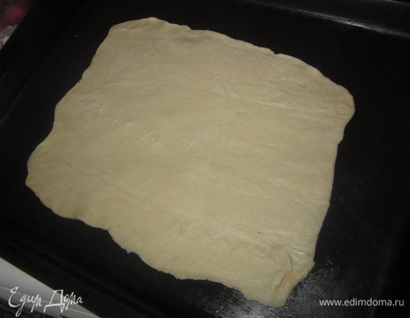 Тесто разделить на 3 части, раскатать пласты толщиной 3-4 мм, выложить на противень, наколоть вилкой и выпекать в духовке 200 С по 15 минут.