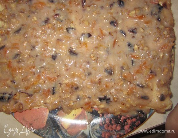 Собрать торт, промазать кремом каждый слой, края подровнять ( крошка с краев пригодится для посыпки верха).