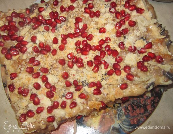 Верх украсить крошкой и зернами граната. Торт выдержать для пропитки минимум 1 час, чем дольше - тем лучше (если есть возможность оптимально- часа три, тогда он полностью пропитается, будет мягким и еще вкуснее!)