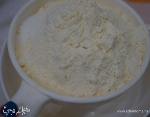 Я разделила все продукты на три равные части и работала поэтапно с каждой. Просеиваем муку, крахмал, корицу, соль.