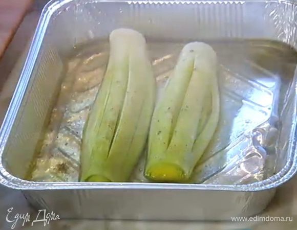 Затянуть форму фольгой и запекать в разогретой духовке 20 минут.