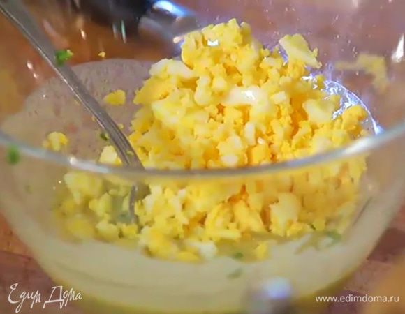 Яйца отварить вкрутую, почистить и раздавить вилкой в мелкую крошку.