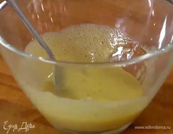 Приготовить соус Vinaigrette: соединить оливковое масло, уксус, горчицу, посолить, поперчить и перемешать.
