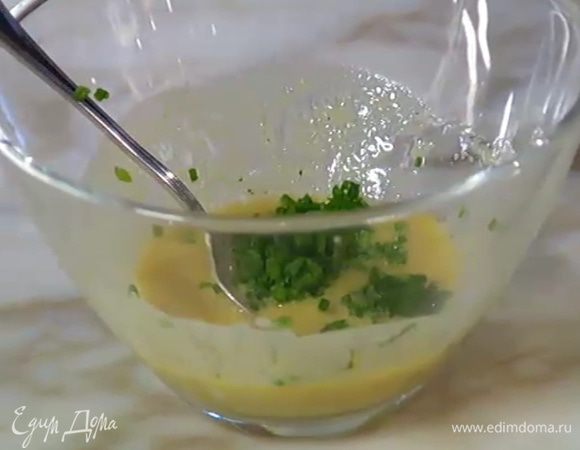 Добавить в соус часть шнитт-лука, треть измельченного яйца, все перемешать.