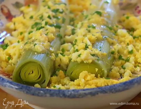 Запеченный лук-порей выложить в глубокую тарелку, полить заправкой, посыпать оставшимся яйцом и шнитт-луком.