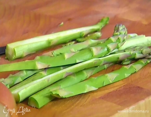 У спаржи удалить грубые черенки, стебли разрезать вдоль пополам.