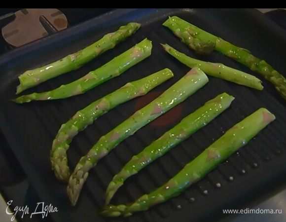 Спаржу посолить, поперчить, сбрызнуть оливковым маслом и обжаривать на разогретой сковороде-гриль по 2 минуты с каждой стороны.