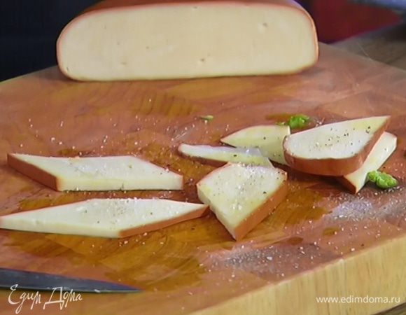 Сулугуни нарезать небольшими кусками, сбрызнуть оливковым маслом, посолить и поперчить.