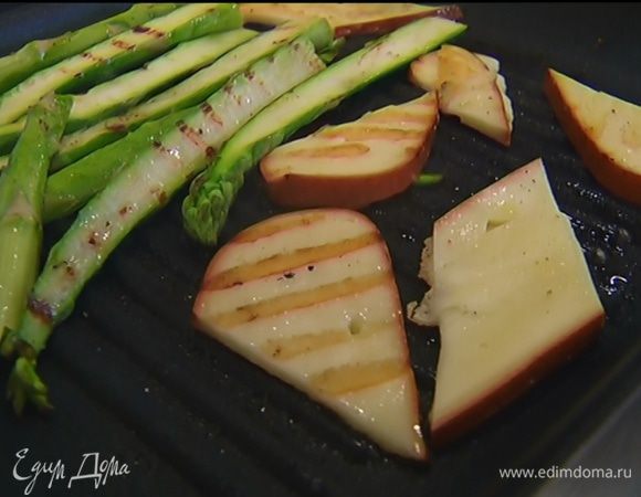 Выложить сыр в сковороду к спарже и обжаривать с обеих сторон до появления золотистых полосок.