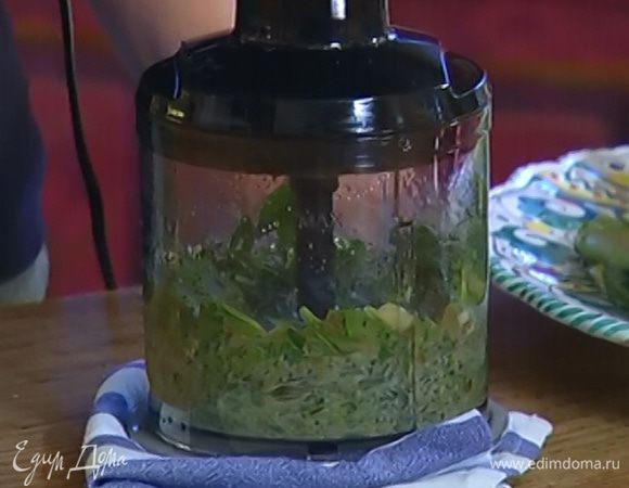 Приготовить сальса верде: в блендере соединить каперсы, чеснок, листья базилика, петрушки и мяты, влить 1 ст. ложку оливкового масла Extra Virgin и лимонный сок, посолить, поперчить и все взбить. Если соус получился очень густой, добавить 1‒2 ст. ложки кипяченой воды и 1 ст. ложку оливкового масла и взбить еще немного.