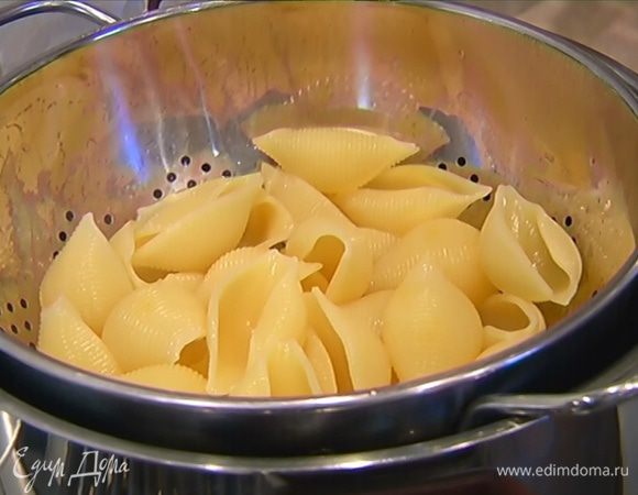 Макароны отваривать в кипящей подсоленной воде 5 минут, затем воду слить.