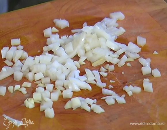 Лук почистить и мелко порубить.