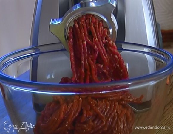 Мясо измельчить в мясорубке.