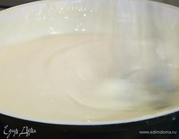 Приготовить соус бешамель: в сковороде растопить предварительно размягченное сливочное масло, добавить муку и заварить массу, непрерывно перемешивая венчиком. Тонкой струйкой влить молоко, продолжая вымешивать до получения однородного соуса. Добавить мускатный орех и перемешать.