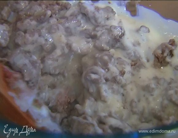 Фарш перемешать с половиной соуса бешамель.